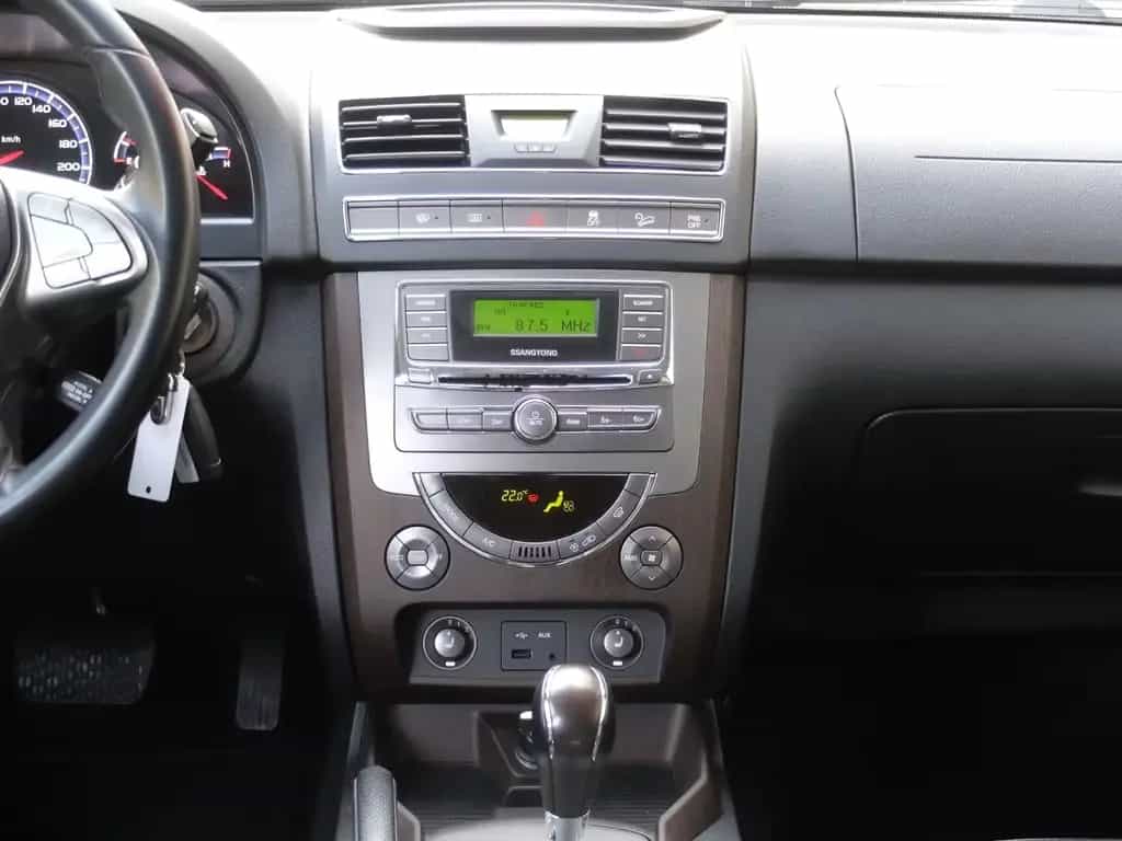 Ssangyong REXTON 2.0 TD Sapphire 4x4 7 Sitze AHK 08/2015-photo-16