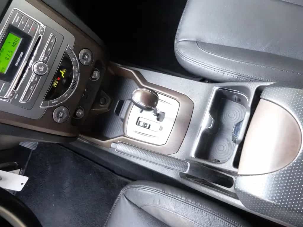 Ssangyong REXTON 2.0 TD Sapphire 4x4 7 Sitze AHK 08/2015-photo-9