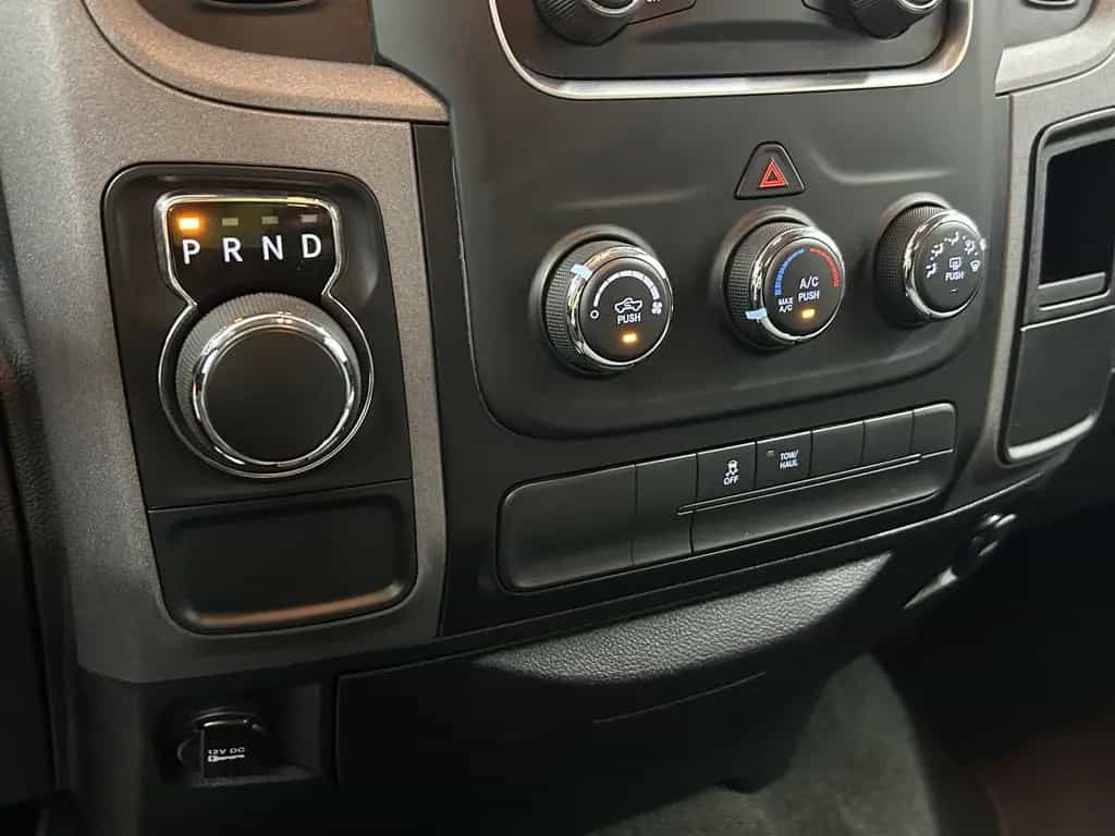 Dodge RAM 1500 CrewCab 5.7L V8 HEMI 6 Sitze+AHK+Kam+BT 07/2017-photo-15