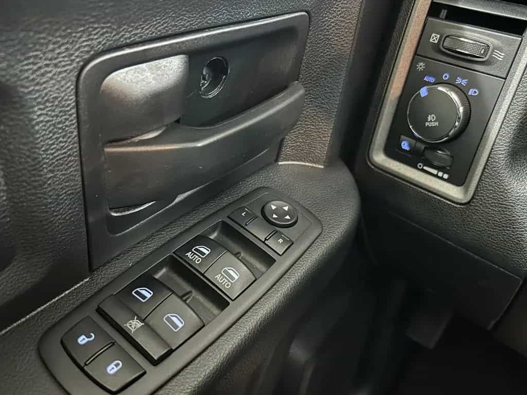 Dodge RAM 1500 CrewCab 5.7L V8 HEMI 6 Sitze+AHK+Kam+BT 07/2017-photo-27