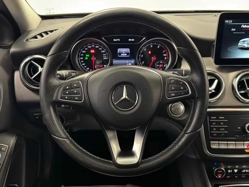 Mercedes-Benz GLA 250 4Matic Urban AHK Leder LED Kamera Navi-a 10/2017-photo-13