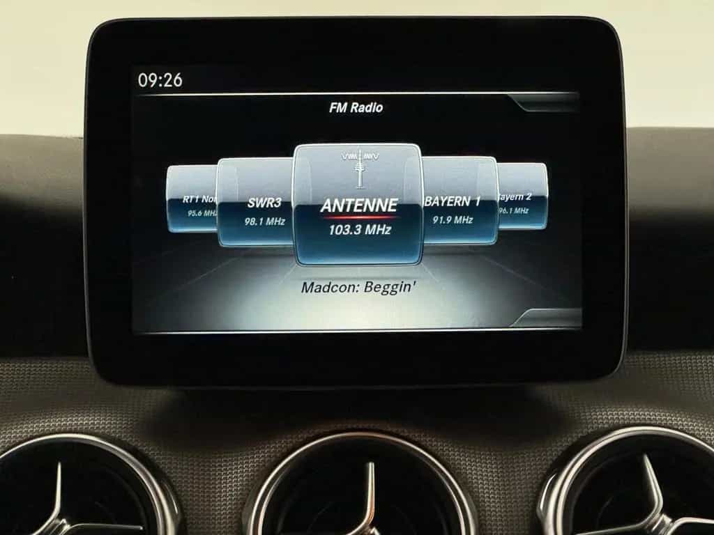 Mercedes-Benz GLA 250 4Matic Urban AHK Leder LED Kamera Navi-a 10/2017-photo-22