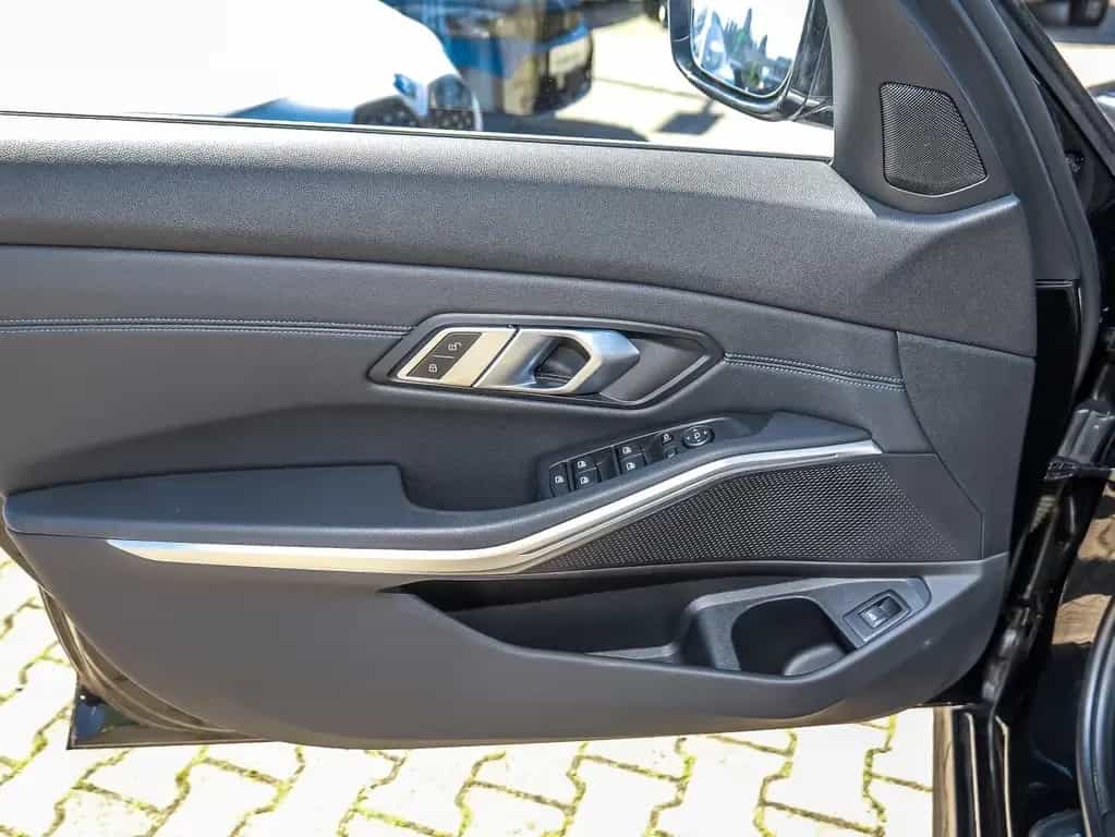 BMW 320 i Touring M Sport LC+ Navi RFK HiFi DAB 10/2020-photo-17