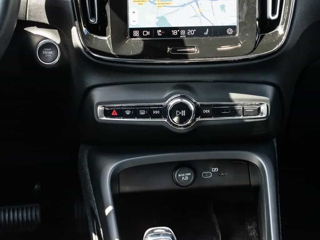 Volvo XC40 B4 2WD Plus Dark LED Kamera 05/2023-photo-13