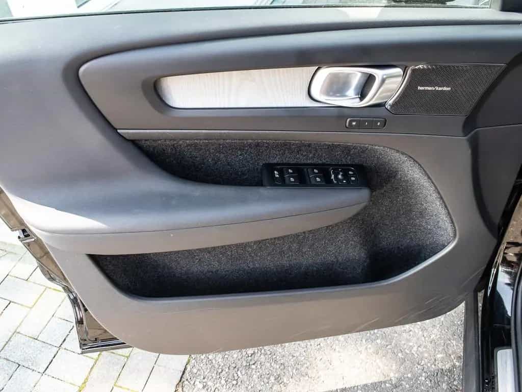 Volvo XC40 B4 2WD Plus Dark LED Kamera 05/2023-photo-18