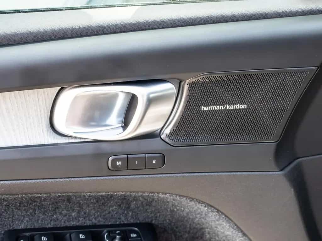 Volvo XC40 B4 2WD Plus Dark LED Kamera 05/2023-photo-19