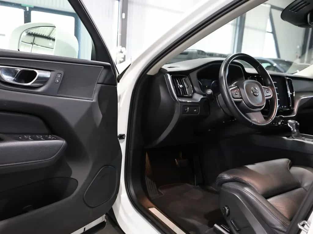 Volvo XC60 D4 MOMENTUM PRO / PANORAMA, MATRIX-LED 06/2020-photo-10