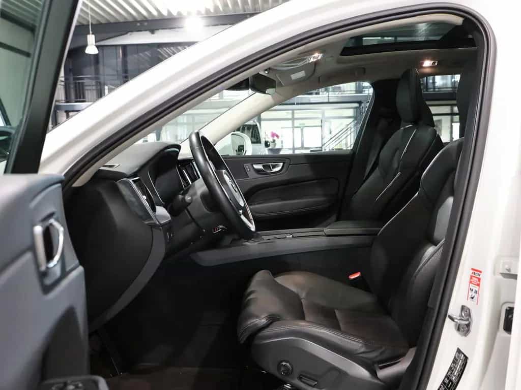 Volvo XC60 D4 MOMENTUM PRO / PANORAMA, MATRIX-LED 06/2020-photo-11