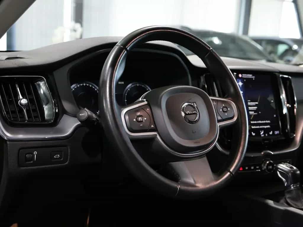 Volvo XC60 D4 MOMENTUM PRO / PANORAMA, MATRIX-LED 06/2020-photo-12