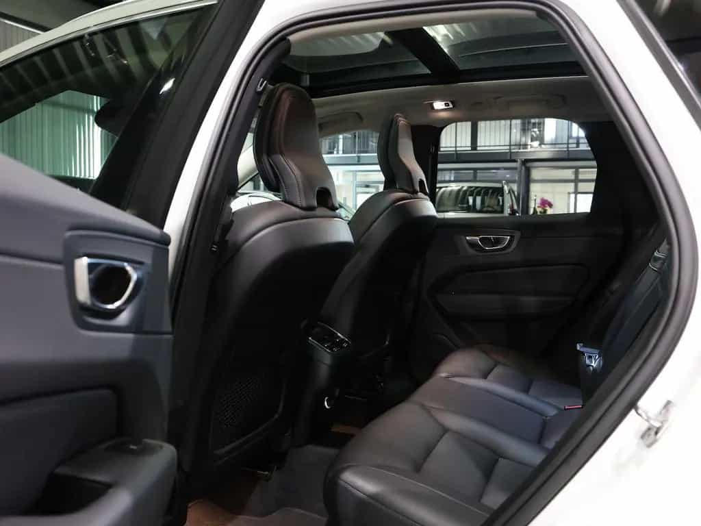 Volvo XC60 D4 MOMENTUM PRO / PANORAMA, MATRIX-LED 06/2020-photo-13