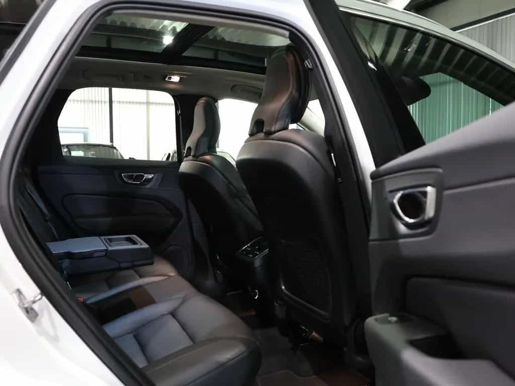 Volvo XC60 D4 MOMENTUM PRO / PANORAMA, MATRIX-LED 06/2020-photo-16