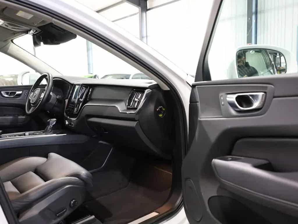 Volvo XC60 D4 MOMENTUM PRO / PANORAMA, MATRIX-LED 06/2020-photo-17