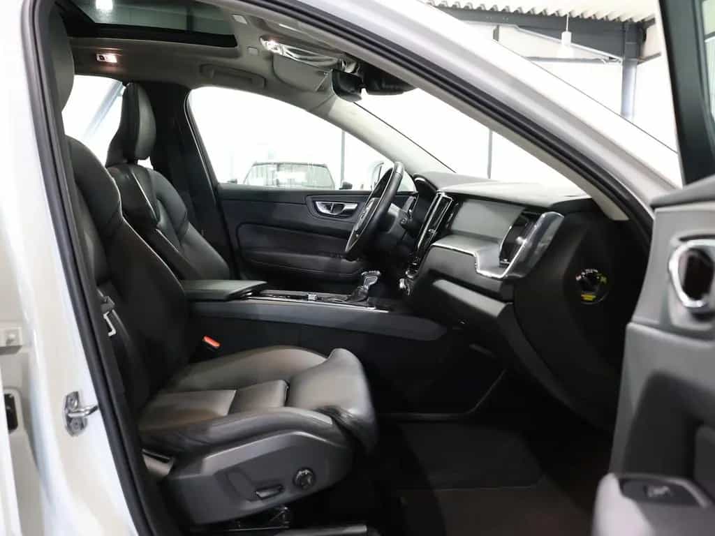 Volvo XC60 D4 MOMENTUM PRO / PANORAMA, MATRIX-LED 06/2020-photo-18