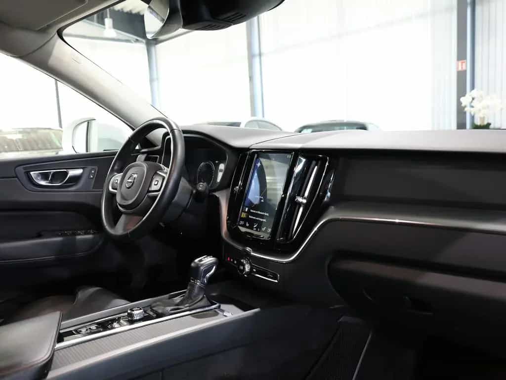 Volvo XC60 D4 MOMENTUM PRO / PANORAMA, MATRIX-LED 06/2020-photo-19