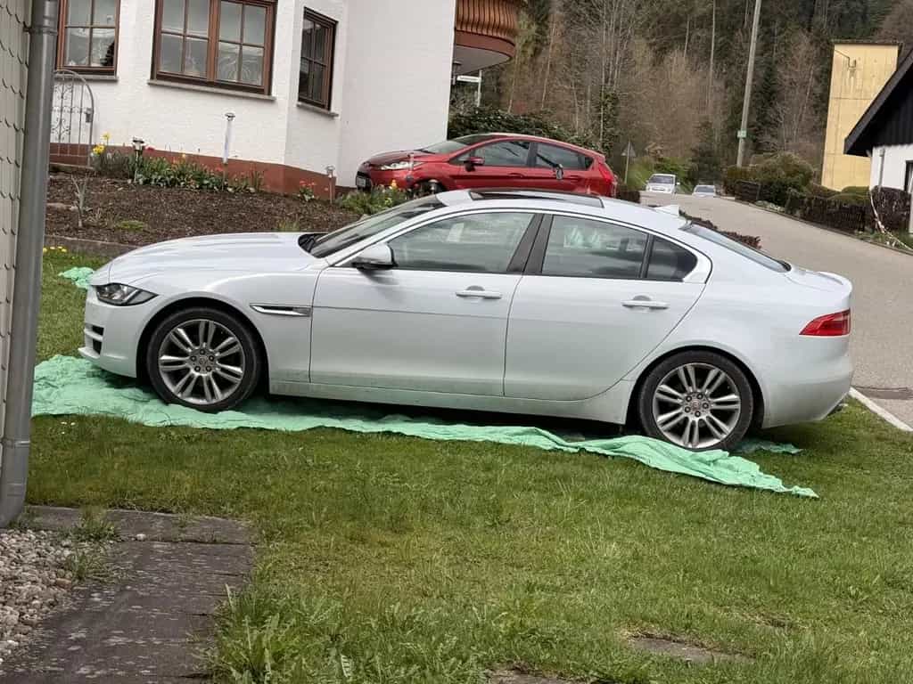 Jaguar XE 20d 180PS Pure Automatik Pure 11/2015-photo-1