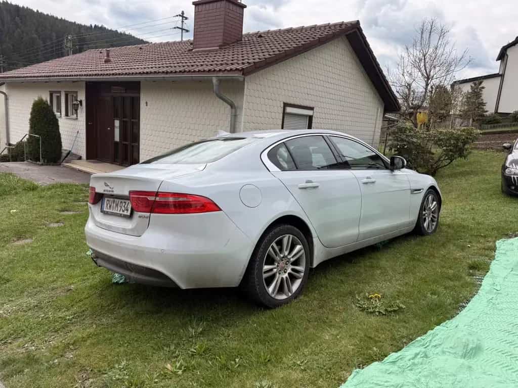 Jaguar XE 20d 180PS Pure Automatik Pure 11/2015-photo-3