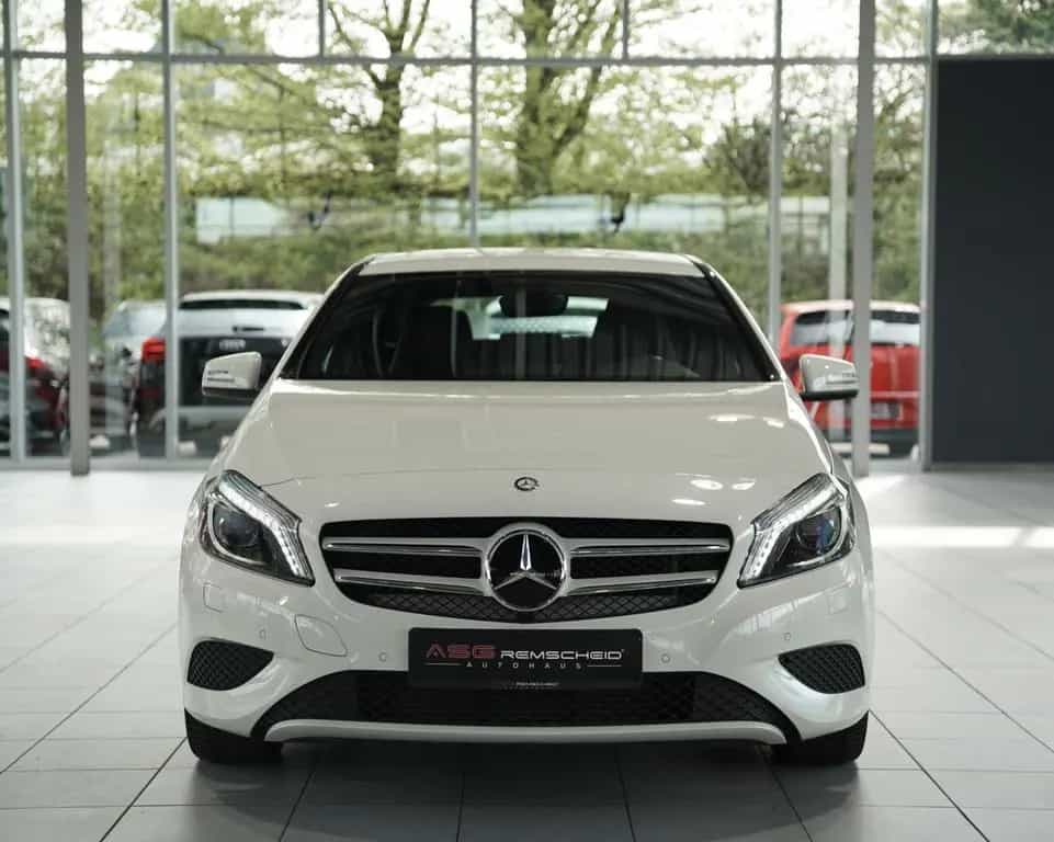 Mercedes-Benz A-Class 200 7G-Tr. *Distronic+ *AHK *Memory *Bi-Xenon 01/2015-photo-2