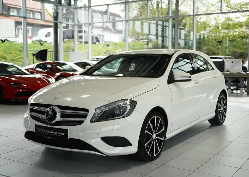 Mercedes-Benz A-Class 200 7G-Tr. *Distronic+ *AHK *Memory *Bi-Xenon 01/2015-photo-3