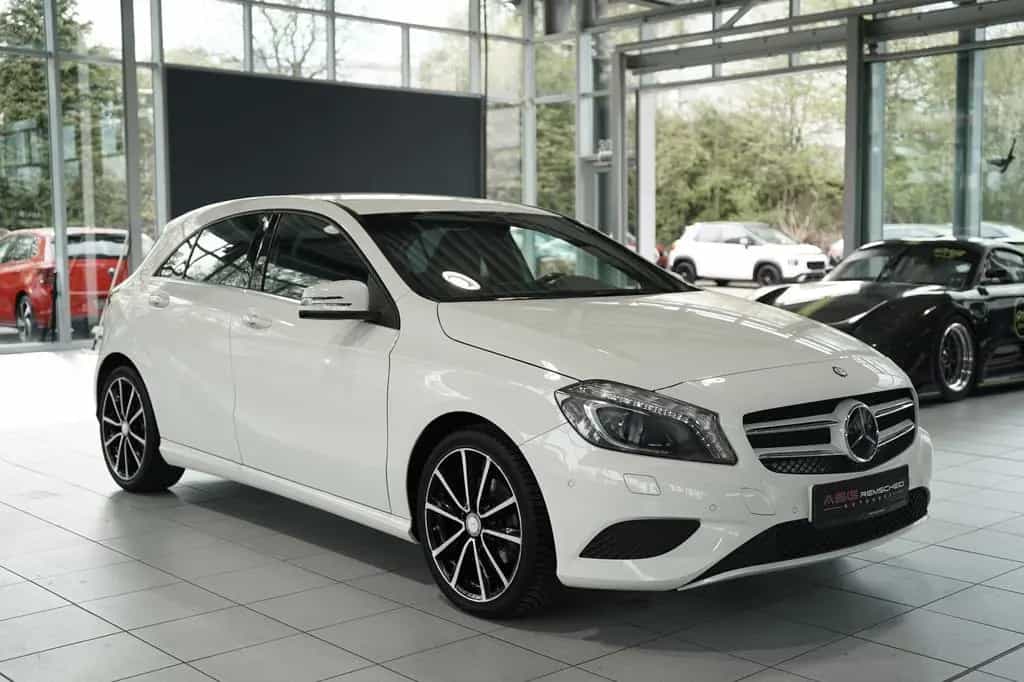 Mercedes-Benz A-Class 200 7G-Tr. *Distronic+ *AHK *Memory *Bi-Xenon 01/2015-photo-4