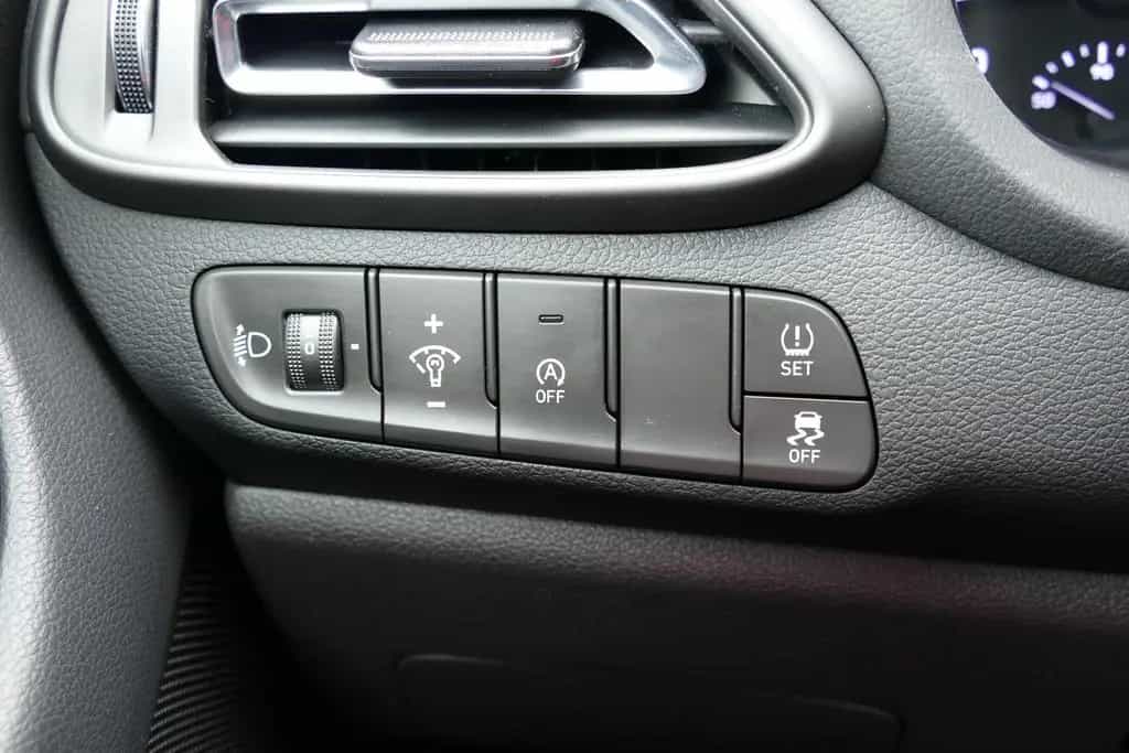 Hyundai i30 Fastback 1.5 LED Kamera Tempomat DAB AHK 06/2021-photo-16