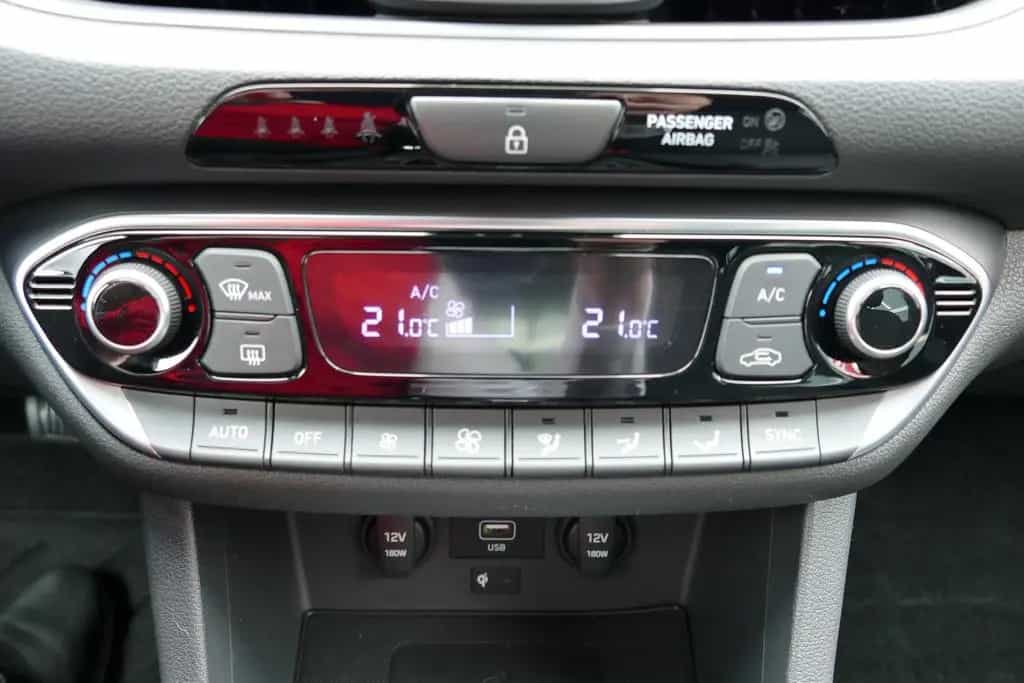 Hyundai i30 Fastback 1.5 LED Kamera Tempomat DAB AHK 06/2021-photo-19