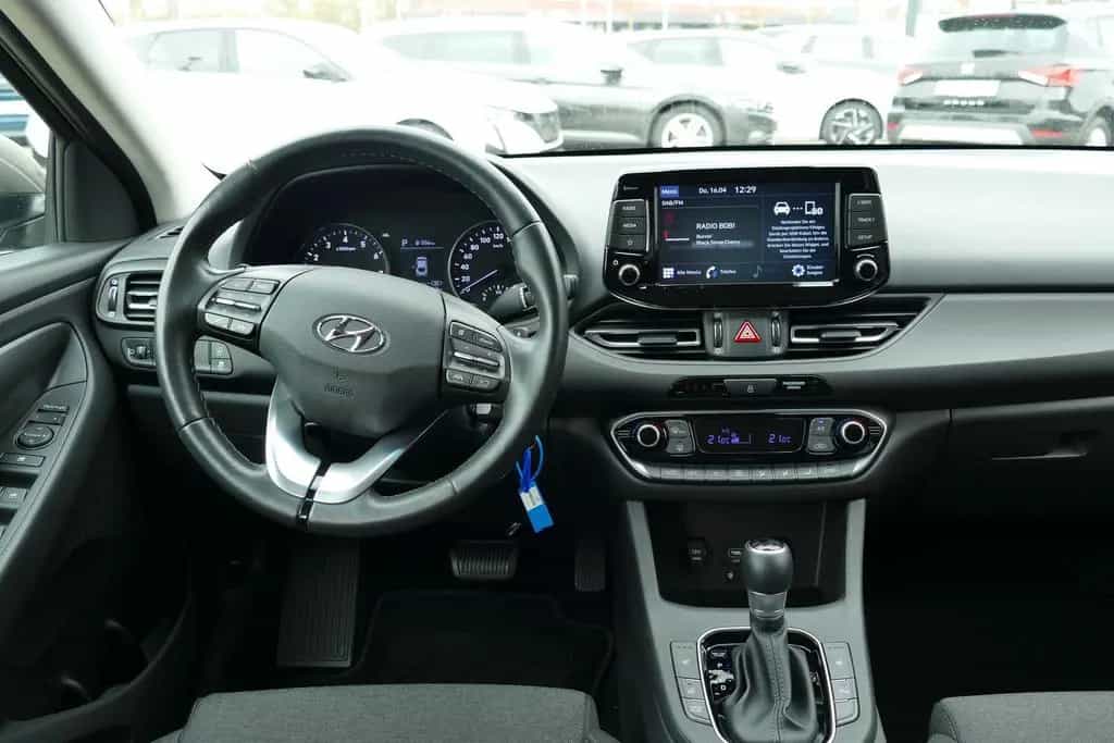 Hyundai i30 Fastback 1.5 LED Kamera Tempomat DAB AHK 06/2021-photo-8