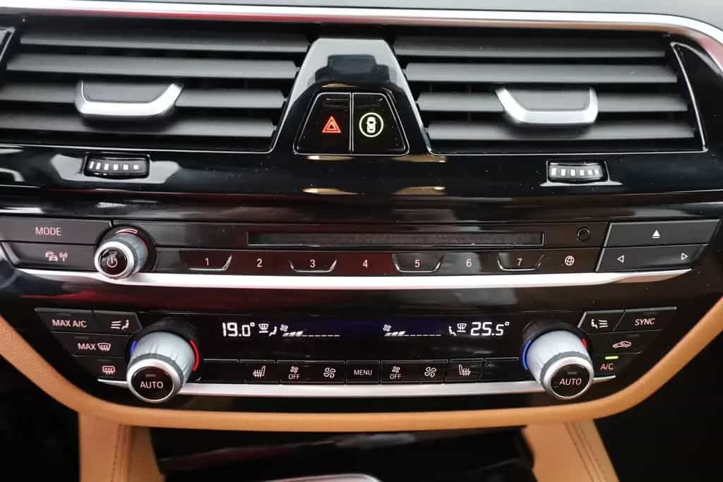 BMW 520 d Touring xDrive Luxury Line LED Navi Head-Up 01/2018-photo-12