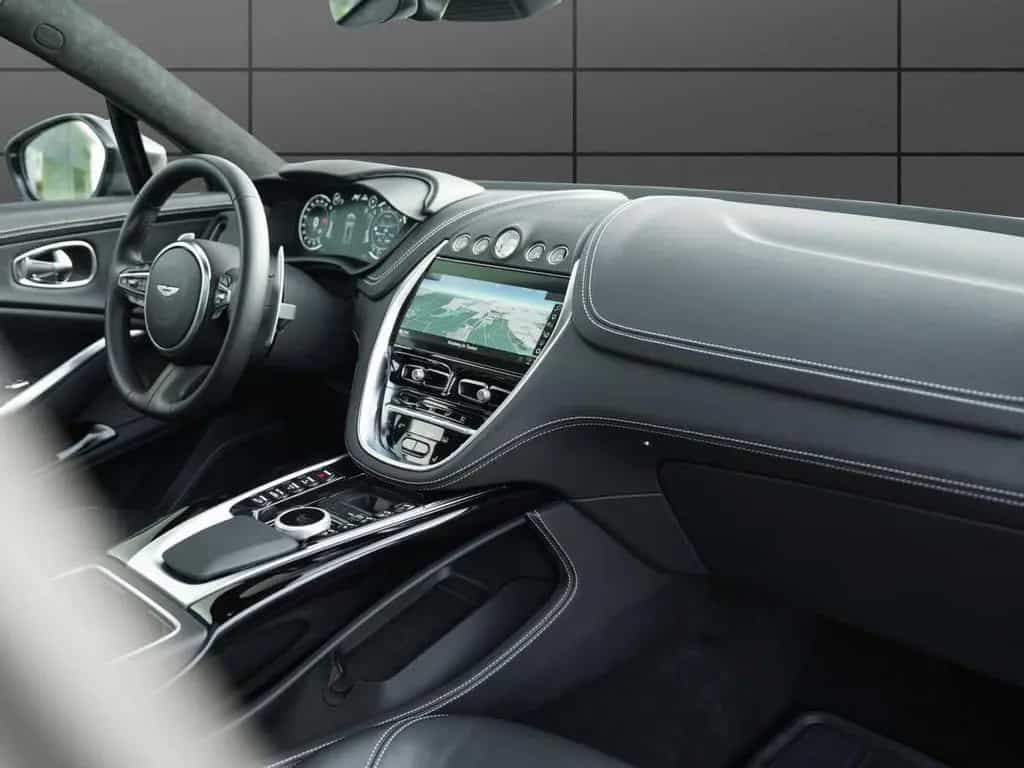 Aston Martin DBX 550 09/2024-photo-17
