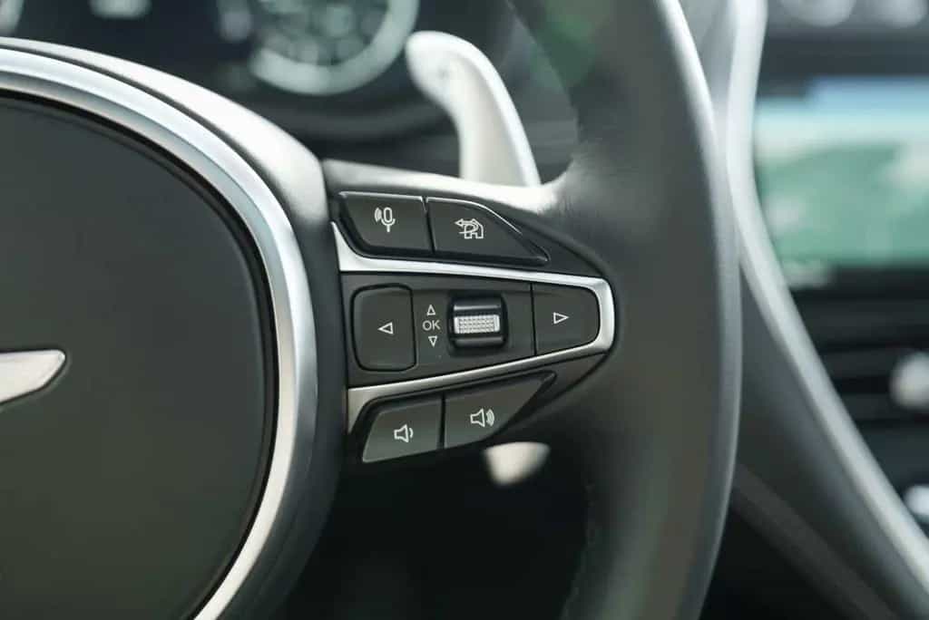 Aston Martin DBX 550 09/2024-photo-24