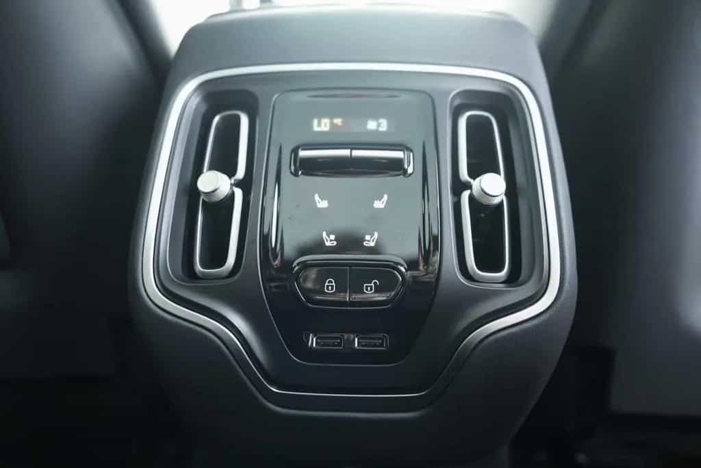Aston Martin DBX 550 09/2024-photo-28