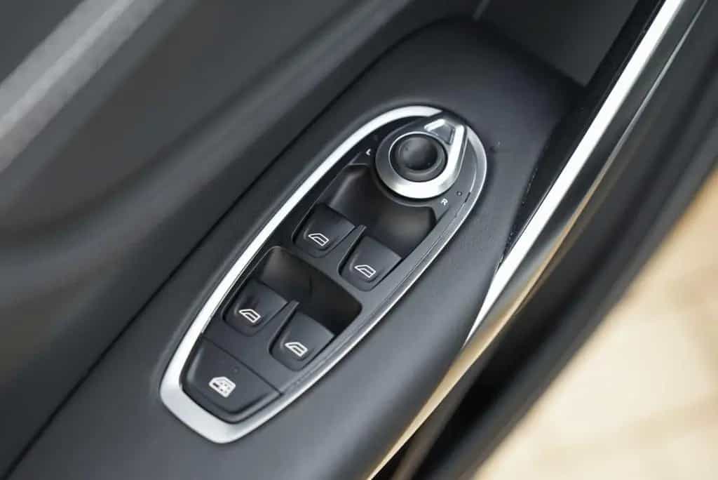 Aston Martin DBX 550 09/2024-photo-30