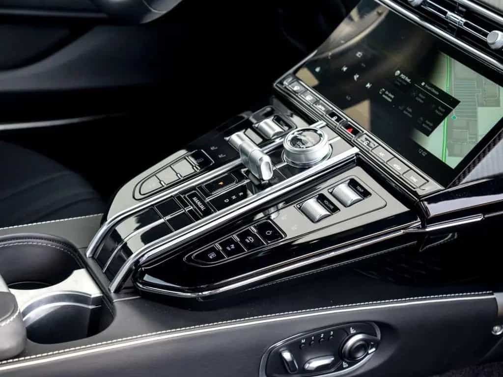 Aston Martin V8 Vantage Coupe 01/2026-photo-14