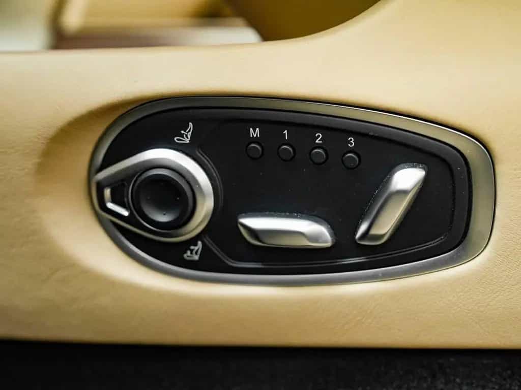 Aston Martin DB12 Volante 05/2024-photo-19
