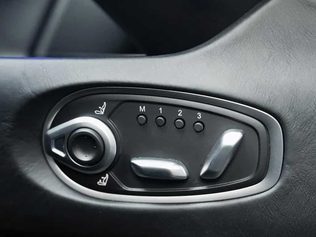 Aston Martin DB12 Volante 06/2024-photo-18