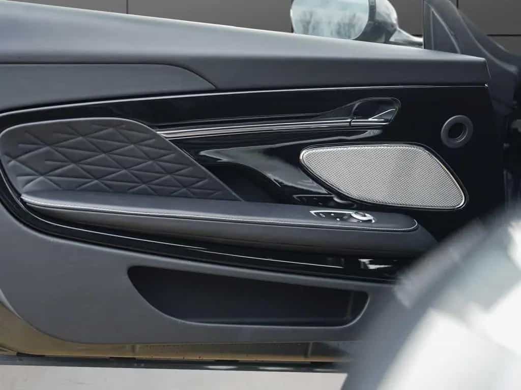 Aston Martin DB12 Volante 06/2024-photo-24