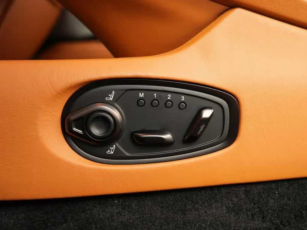 Aston Martin DB12 Volante 09/2024-photo-26