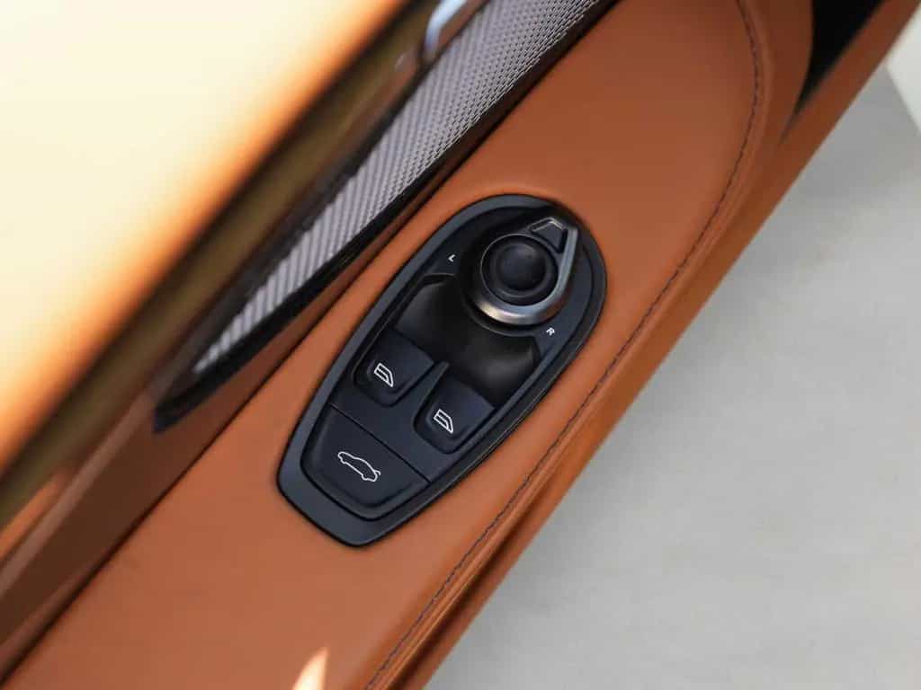 Aston Martin DB12 Volante 09/2024-photo-34