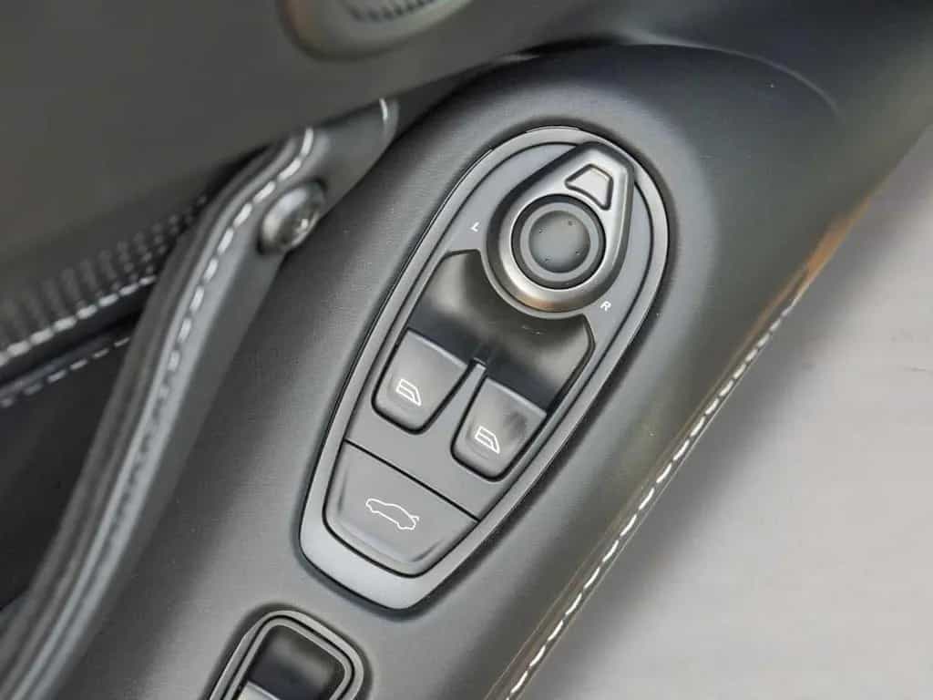 Aston Martin V8 Vantage Roadster 04/2022-photo-30