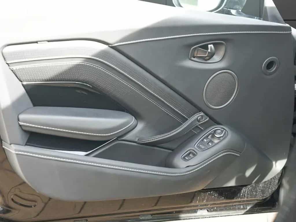 Aston Martin V8 Vantage Roadster 04/2022-photo-32