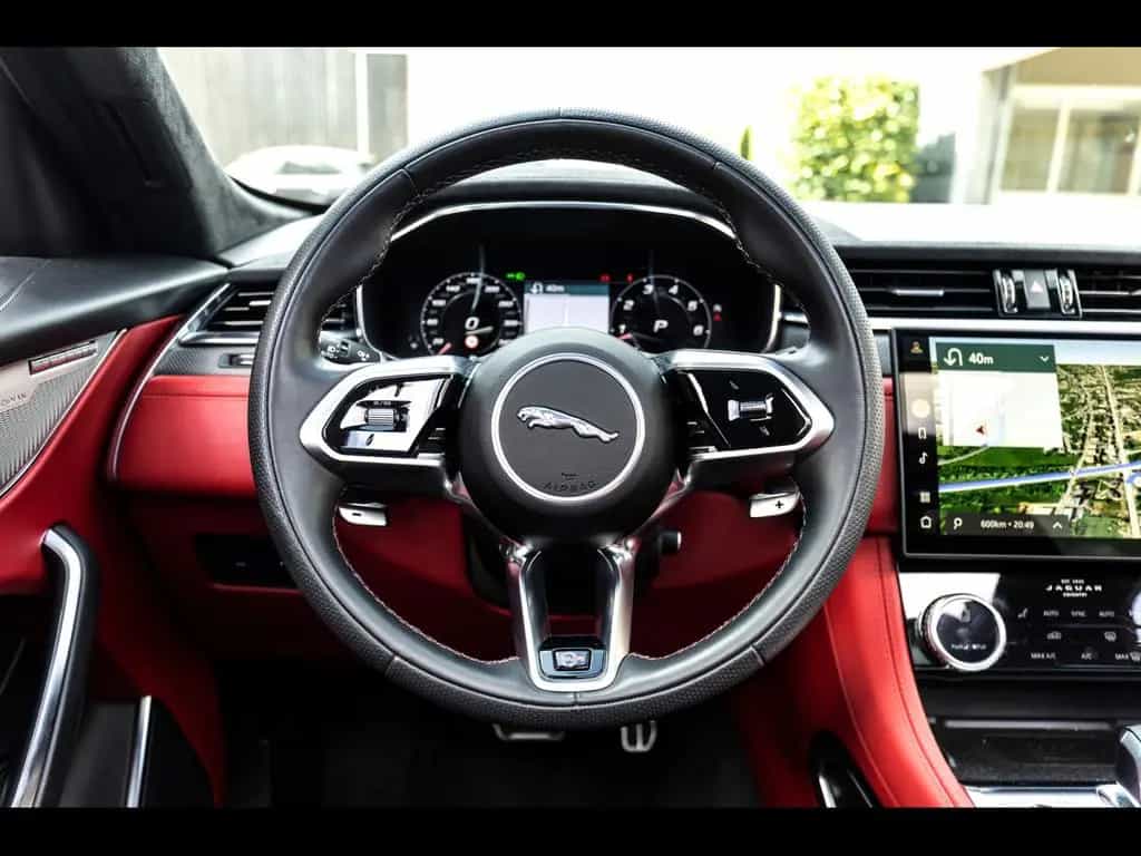 Jaguar F-Pace P550 SVR°WARRANTY 1/29°AHK°PANO°CARBON 01/2024-photo-11