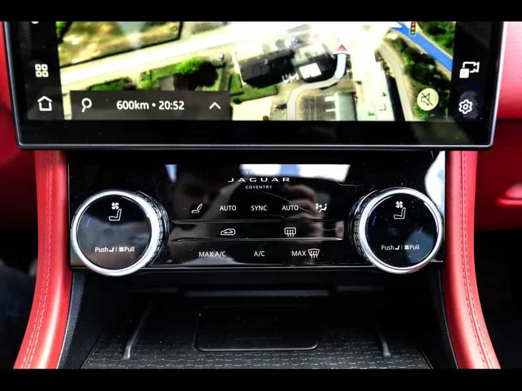 Jaguar F-Pace P550 SVR°WARRANTY 1/29°AHK°PANO°CARBON 01/2024-photo-21