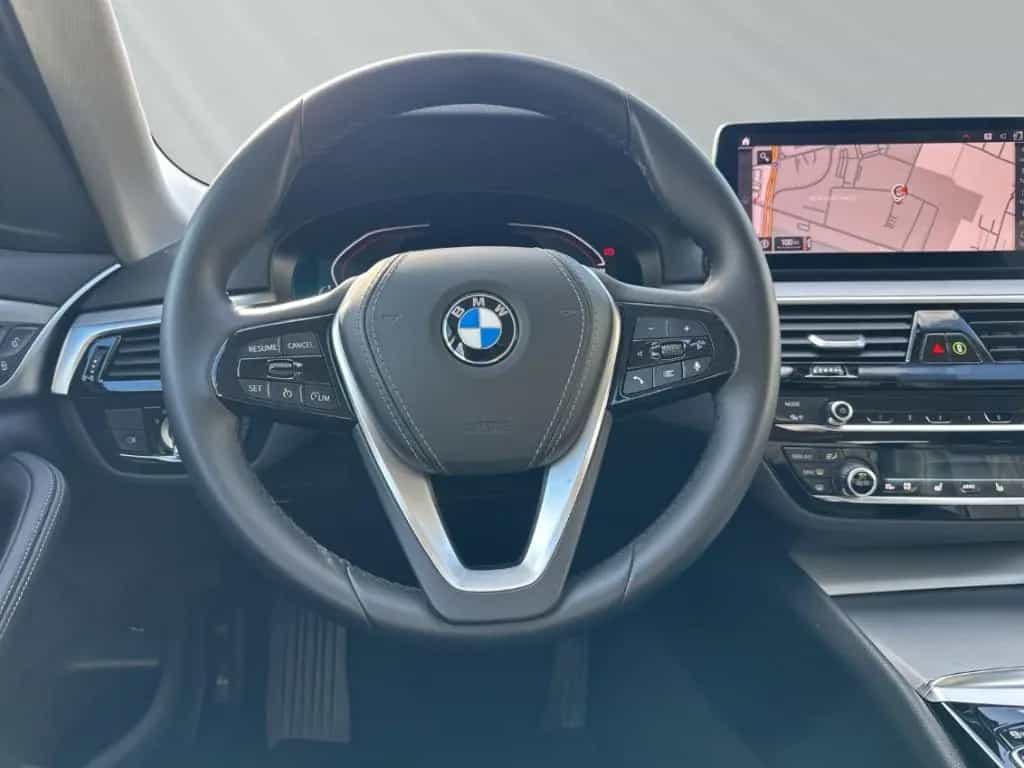 BMW 5 Series 520 d Limousine Sportsitze Alarm Lordosenstütze 06/2023-photo-11