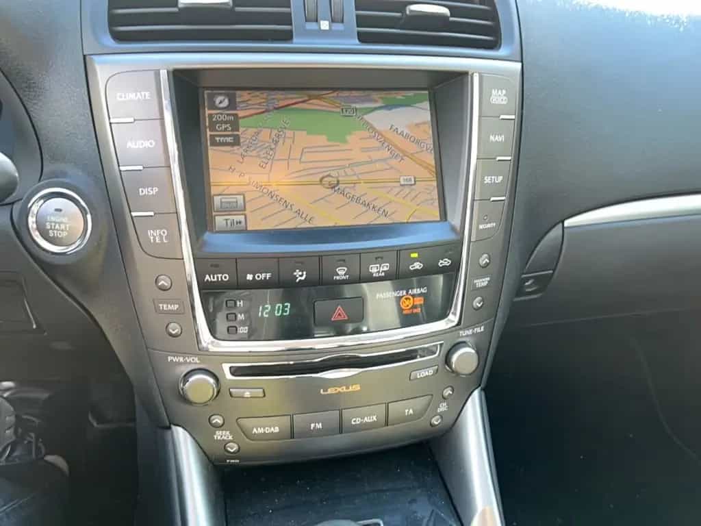 Lexus ANDERE IS 200d 11/2010-photo-13