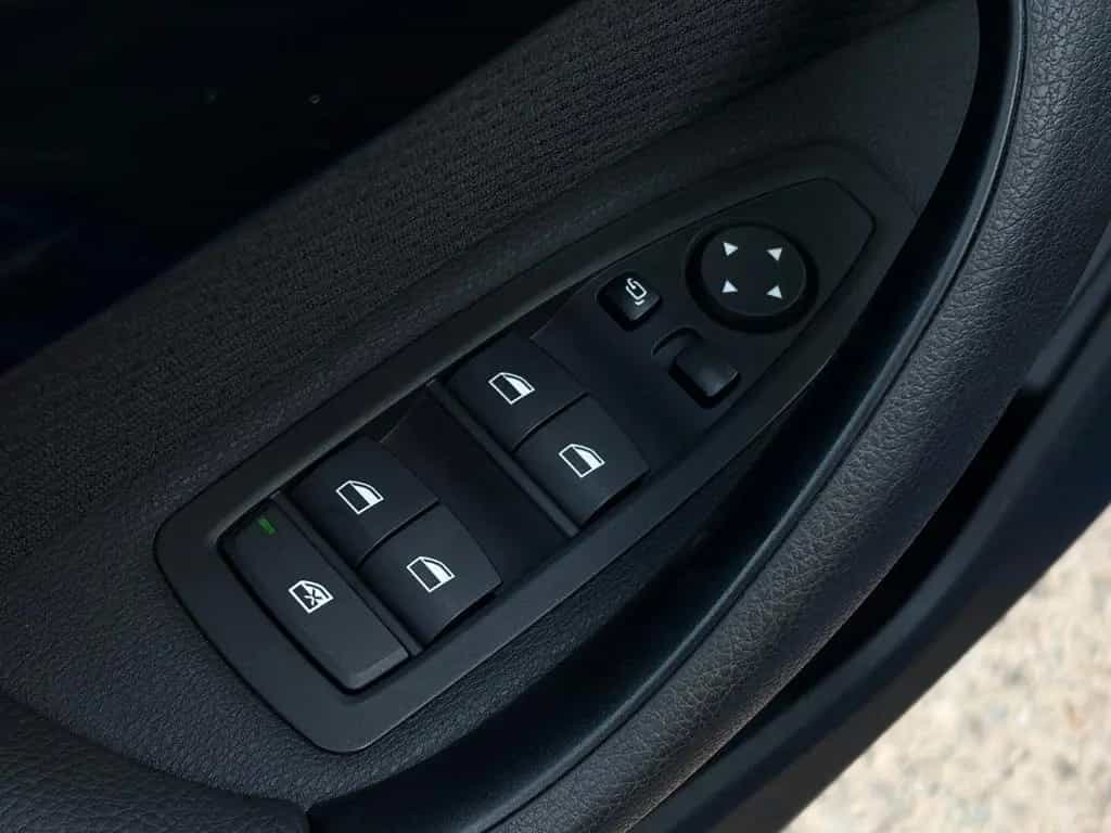 BMW X1 sDrive20i M Sport Shadow LED Temp PDC 02/2019-photo-9