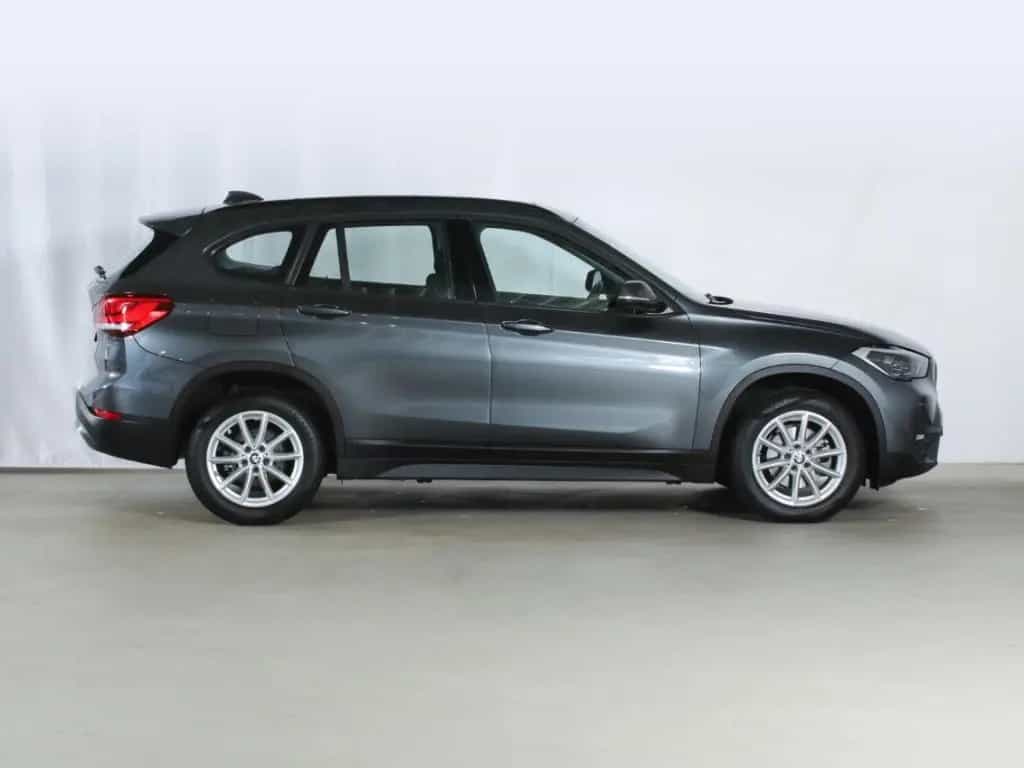 BMW X1 sDrive18i Kamera Panorama LED HIFI  Lordosen 04/2022-photo-3