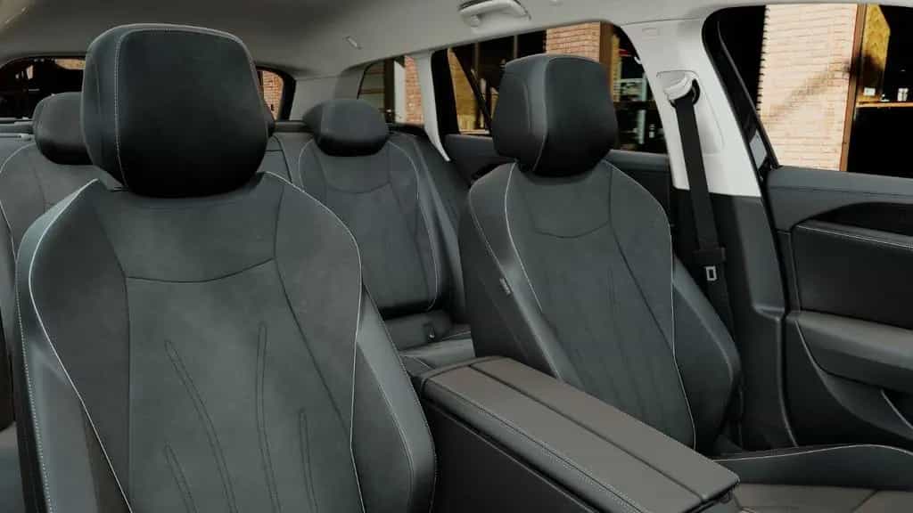 Volkswagen Passat Variant BUSINESS eTSI DSG+AHK+ALU 17+360° 07/2025-photo-10