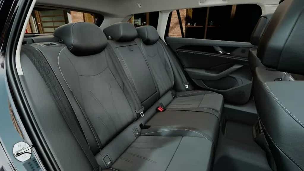 Volkswagen Passat Variant BUSINESS eTSI DSG+AHK+ALU 17+360° 07/2025-photo-11