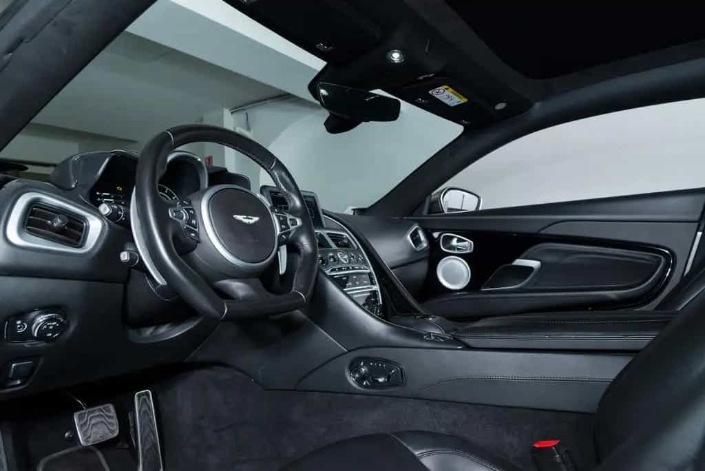 Aston Martin DBS Superleggera Coupé 5.2 V12 11/2018-photo-10