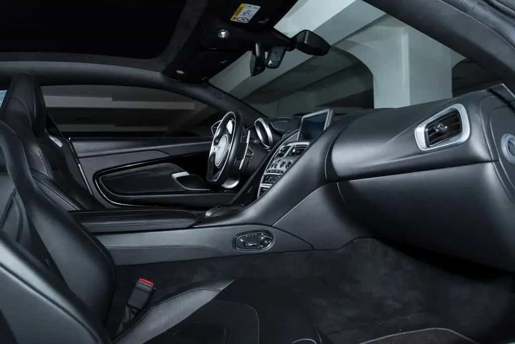 Aston Martin DBS Superleggera Coupé 5.2 V12 11/2018-photo-23