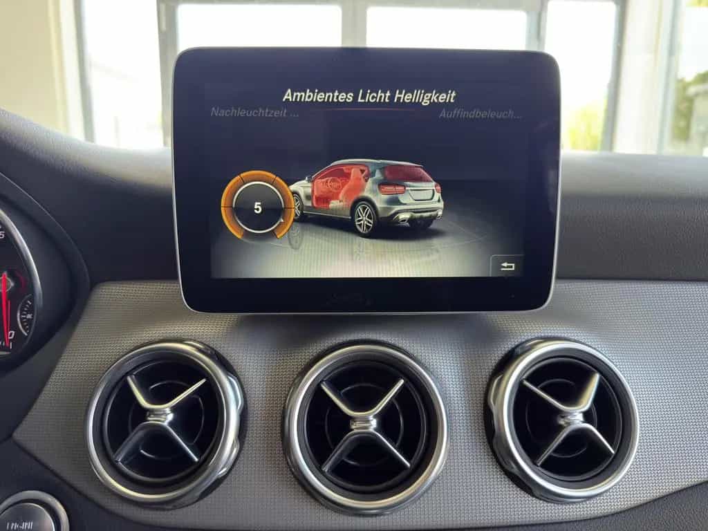 Mercedes-Benz GLA 200 Urban LED*PANO*SHZ*PDC 08/2017-photo-17